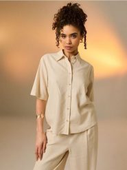 Wiskozowa koszula z krótkim rękawem z domieszką lnu - beżowy. Brązowe koszule Sinsay, l, bez wzorów, z wiskozy, bez kołnierzyka, bez ramiączek. Za 39.99 zł.