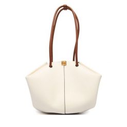 Torebka Coccinelle. Torebki klasyczne Coccinelle, bez wzorów, bez dodatków. Za 1,209.00 zł.