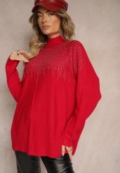Czerwony Golf o Kroju Oversize z Eleganckim Cyrkoniowym Zdobieniem przy Dekolcie Melirra. Czerwone golfy Renee, s, z aplikacjami, bez ramiączek. Za 79.99 zł.
