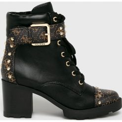 Guess Jeans - Botki. Czarne botki Guess Jeans, z aplikacjami, z gumy, z okrągłym noskiem, bez obcasa, na obcasie, bez zapięcia. Za 779.90 zł.
