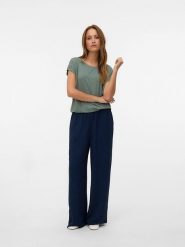 Vero Moda Koszulka w kolorze zielonym rozmiar: L. Zielone bluzki Vero Moda, l, bez wzorów, bez kołnierzyka, bez ramiączek. Za 66.00 zł.