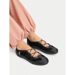 Baleriny Juicy Couture. Czarne baleriny Juicy Couture, bez wzorów, bez obcasa. Za 179.99 zł.