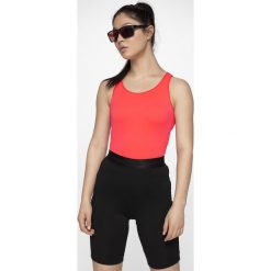 Top damski TSD301 - czerwony neon. Czerwone topy 4f, bez wzorów, z materiału, bez kołnierzyka, bez ramiączek. Za 29.99 zł.