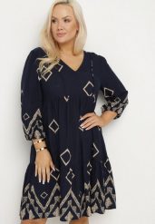 Granatowa Bawełniana Sukienka Pudełkowa w Geometryczny Wzór Claradina. Niebieskie sukienki Born2be, l, bez wzorów, z bawełny, eleganckie, bez kołnierzyka, plus size, bez ramiączek, midi. Za 89.99 zł.