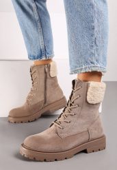 Beżowe Botki Typu Workery na Płaskiej Podeszwie z Barankowym Futerkiem przy Cholewce Nevathira. Brązowe botki Renee, z aplikacjami, z jeansu, z okrągłym noskiem, bez obcasa, na płaskiej podeszwie, bez zapięcia. Za 99.99 zł.