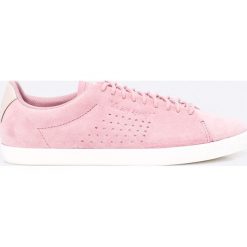 Le Coq Sportif - Buty Charline Suede. Czerwone obuwie sportowe Le Coq Sportif, z materiału, bez zapięcia. W wyprzedaży za 99.90 zł.