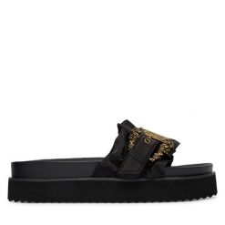 Klapki Versace Jeans Couture. Czarne klapki Versace Jeans Couture, bez wzorów, z jeansu, bez obcasa. Za 829.99 zł.