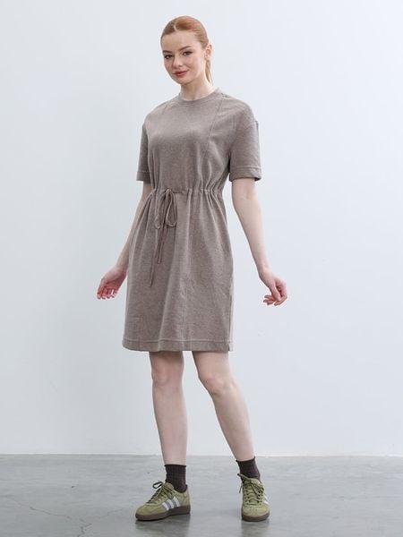 BGN Sukienka w kolorze beżowym rozmiar: 38. Brązowe sukienki BGN, bez wzorów, bez kołnierzyka, bez ramiączek, midi. Za 159.95 zł.