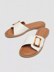 S.Oliver Klapki w kolorze białym rozmiar: 39. Białe klapki S.Oliver, bez wzorów, z otwartym noskiem, bez obcasa. Za 144.58 zł.