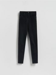 Jeansy slim high waist - czarny. Czarne jeansy Reserved, bez wzorów, z podwyższonym stanem. Za 119.99 zł.
