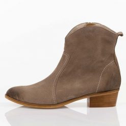 Cappuccino skórzane Polskie botki damskie na obcasie Deoni D398A. Botki Deoni, na jesień, w ażurowe wzory, z jeansu, bez obcasa, na obcasie, bez zapięcia. Za 519.00 zł.