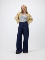 Jeansy wide leg z lyocellu - granatowy. Niebieskie jeansy Reserved, bez wzorów, z podwyższonym stanem. W wyprzedaży za 109.99 zł.