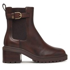 Botki Tommy Hilfiger. Brązowe botki TOMMY HILFIGER, bez wzorów, bez obcasa, na słupku, bez zapięcia. Za 699.99 zł.
