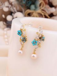 Pierres de Jade Pozłacane kolczyki-wkrętki z perłami i kamieniami szlachetnymi rozmiar: onesize. Białe kolczyki Pierres de Jade, z cyrkonią, pozłacane. Za 43.99 zł.