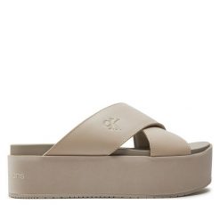 Klapki Calvin Klein Jeans. Brązowe klapki Calvin Klein Jeans, bez wzorów, z jeansu, bez obcasa. Za 259.99 zł.