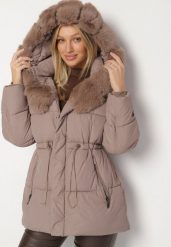 Ciemnobeżowa Kurtka z Pikowanymi Przeszyciami i Kapturem z Futerkiem Galiadia. Brązowe kurtki sportowe Born2be, l, bez wzorów, z jeansu, trekkingowe. Za 229.99 zł.