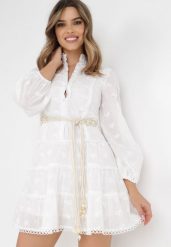 Biała Sukienka Kasilea. Białe sukienki Born2be, m, z aplikacjami, z koronki, boho, bez kołnierzyka, bez ramiączek, mini, rozkloszowane. Za 29.99 zł.