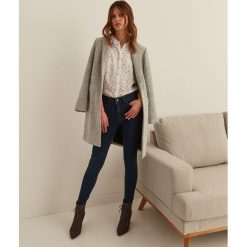 KOSZULA DŁUGI RĘKAW DAMSKA Z NADRUKIEM. Białe koszule TOP SECRET, bez wzorów, z jeansu, eleganckie, bez kołnierzyka, bez ramiączek. W wyprzedaży za 39.99 zł.