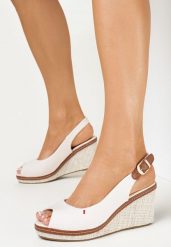 Beżowe Sandały na Koturnie ze Sprzączką Shenice. Brązowe sandały Born2be, bez wzorów, eleganckie, bez obcasa, na koturnie, bez zapięcia. Za 44.99 zł.