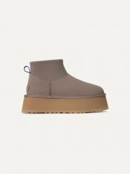 UGG Skórzane botki "Classic Mini Dipper" w kolorze fioletowym rozmiar: 38. Różowe botki UGG, bez wzorów, z materiału, bez obcasa, na platformie, bez zapięcia. Za 704.47 zł.