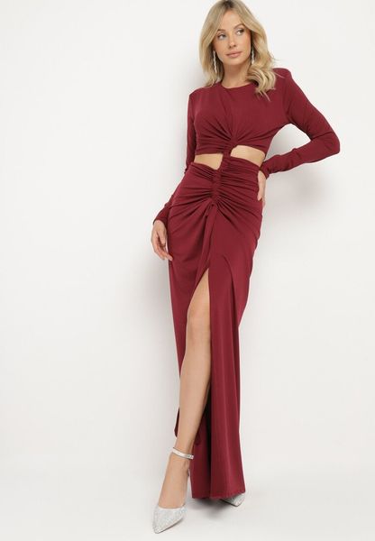 Bordowa Sukienka Koktajlowa Ozdobiona Wycięciem Marszczeniem w Talii i Rozcięciem na Nogę Ilizia. Czerwone sukienki Born2be, na co dzień, l, bez wzorów, eleganckie, bez kołnierzyka, bez ramiączek, kopertowe. Za 149.99 zł.