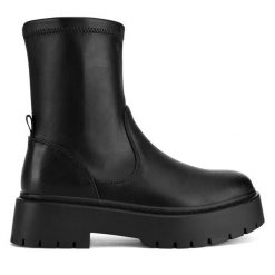 Botki DeeZee. Czarne botki DeeZee, bez wzorów, bez obcasa, na płaskiej podeszwie, bez zapięcia. Za 139.99 zł.