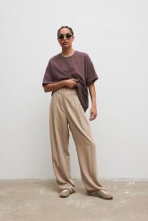Eleganckie spodnie z zakładkami w kolorze STONE BEIGE - DERRY-XS/S. Brązowe spodnie materiałowe Marsala, na co dzień, l, bez wzorów, z gumy. Za 399.90 zł.