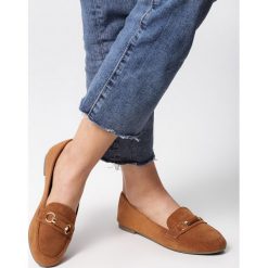 Camelowe Mokasyny Harlow. Żółte mokasyny Born2be, z aplikacjami, z okrągłym noskiem, bez obcasa. Za 69.99 zł.