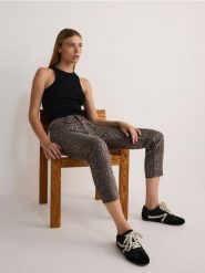 Jeansy mom fit ze zwierzęcym wzorem - wielobarwny. Jeansy Reserved, bez wzorów. W wyprzedaży za 99.99 zł.