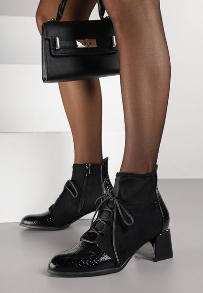 Czarne Botki Typu Trzewiki Vices na Słupku Ozdobione Lakierowanymi Elementami Adenella. Czarne botki Renee, bez wzorów, z lakierowanej skóry, bez obcasa, na obcasie, bez zapięcia. Za 129.99 zł.