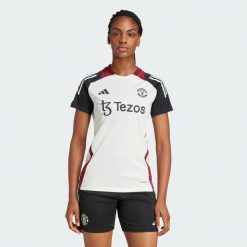 Koszulka Manchester United Tiro 24 Training. Białe bluzki Adidas, s, bez wzorów, z materiału, sportowe, bez kołnierzyka, bez ramiączek. Za 234.05 zł.
