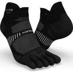 Skarpetki do biegania Kiprun Run 900 pięciopalczaste niskie cienkie. Czarne skarpety KIPRUN, bez wzorów, z elastanu. Za 34.99 zł.