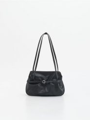 Torebka na ramię - czarny. Czarne torby na ramię Reserved, bez wzorów, ze skóry, klasyczne, na ramię, bez dodatków. Za 139.99 zł.