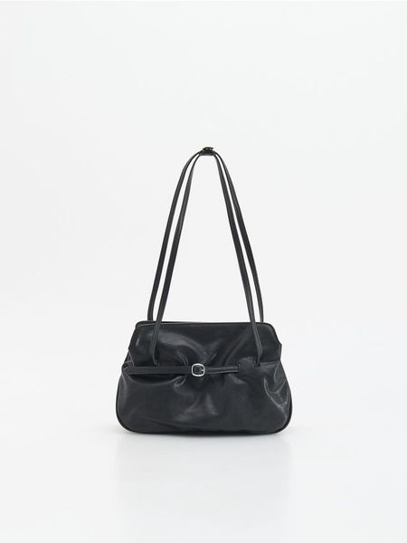 Torebka na ramię - czarny. Czarne torby na ramię Reserved, bez wzorów, ze skóry, klasyczne, na ramię, bez dodatków. Za 139.99 zł.