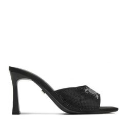 Klapki Juicy Couture. Czarne klapki Juicy Couture, bez wzorów, bez obcasa. Za 249.99 zł.