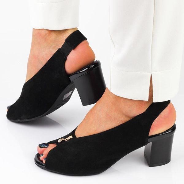 Czarne zamszowe sandały damskie na obcasie M.Daszyński Sa169-6. Czarne sandały M.Daszyński, bez wzorów, z zamszu, bez obcasa, na obcasie, bez zapięcia. Za 139.00 zł.