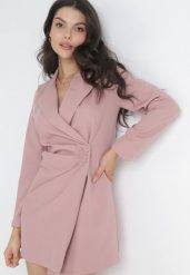 Ciemnoróżowa Sukienka Ionitheme. Czerwone sukienki Born2be, l, bez wzorów, eleganckie, bez kołnierzyka, bez ramiączek, mini, kopertowe. Za 109.99 zł.