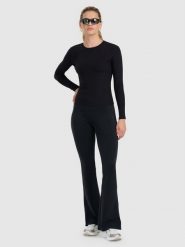 4F Legginsy z rozszerzanymi nogawkami damskie - czarne M. Czarne legginsy 4f, m, bez wzorów, z dzianiny. Za 129.99 zł.