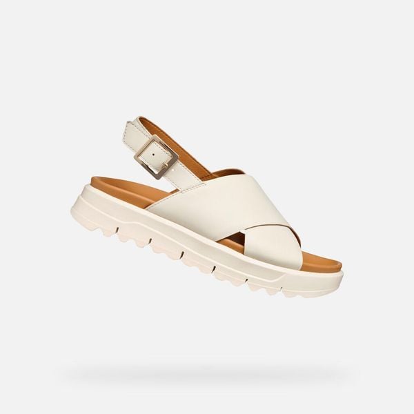 Sandały GEOX D XAND 2.1S Beżowy. Białe sandały Geox, bez wzorów, ze skóry, bez obcasa, bez zapięcia. Za 382.99 zł.