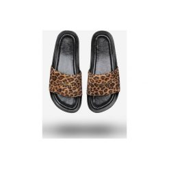 Klapki Kubota Premium Animal Leopard. Brązowe klapki Kubota, z aplikacjami, ze skóry, bez obcasa. Za 159.99 zł.