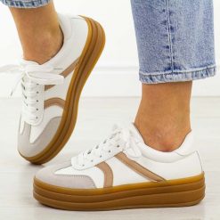 Białe sportowe buty damskie Jezzi News 9087. Białe obuwie sportowe Jezzi, na jesień, z dresówki, bez zapięcia, trekkingowe. W wyprzedaży za 95.20 zł.