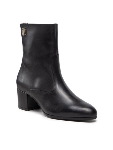 Botki Tommy Hilfiger. Brązowe botki TOMMY HILFIGER, bez wzorów, bez obcasa, na słupku, bez zapięcia. Za 749.99 zł.