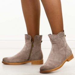 Khaki zamszowe botki damskie Potocki 12750. Brązowe botki POTOCKI, na jesień, w ażurowe wzory, z dzianiny, z okrągłym noskiem, bez obcasa, na płaskiej podeszwie, bez zapięcia. Za 219.00 zł.