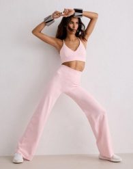 Damskie legginsy z prostą nogawką, wysoki stan, squat proof Sense różowe. Czerwone legginsy AIM'N, l, bez wzorów, z elastanu, z podwyższonym stanem. Za 339.00 zł.