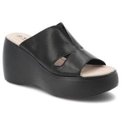 Klapki damskie S. Barski, na koturnie ze skóry licowej z wygodnymi wkładkami, czarne, LR51-541. Czarne klapki S.BARSKI, bez wzorów, ze skóry, bez obcasa, na koturnie. Za 159.00 zł.