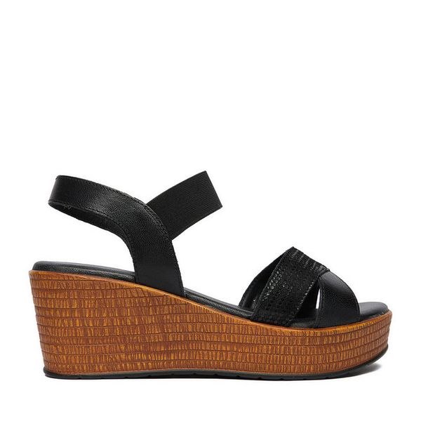 Sandały Lasocki. Czarne sandały Lasocki, bez wzorów, bez obcasa, na koturnie, bez zapięcia. Za 179.99 zł.