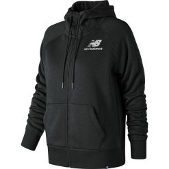 Bluza w kolorze czarnym. Czarne bluzy New Balance, xs, bez wzorów, bez kaptura. W wyprzedaży za 159.95 zł.