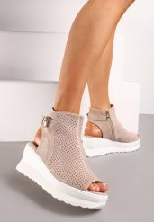 Ciemnobeżowe Ażurowe Sandały na Koturnie z Noskiem Peep Toe i Odkrytą Piętą Bhanios. Brązowe sandały Renee, w ażurowe wzory, z otwartym noskiem, bez obcasa, na koturnie, bez zapięcia. W wyprzedaży za 104.99 zł.
