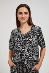 Wiskozowa koszula z wzorem czarna. Czarne koszule MOODO, m, bez wzorów, z wiskozy, bez kołnierzyka, bez ramiączek. W wyprzedaży za 44.99 zł.