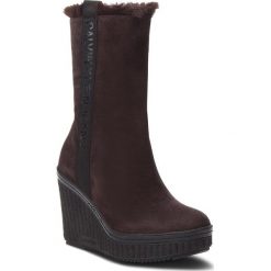 Kozaki CALVIN KLEIN JEANS - Shuana RE9767 Dark Brown. Brązowe kozaki Calvin Klein Jeans, z futra, bez obcasa, na obcasie, bez zapięcia. W wyprzedaży za 419.00 zł.